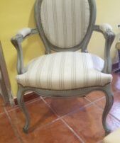 Sillas y puff retapizadas