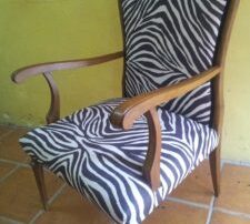 Sillas y puff retapizadas