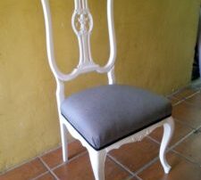 Sillas y puff retapizadas