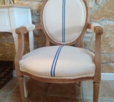 Sillas y puff retapizadas