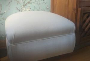 Sillas y puff retapizadas